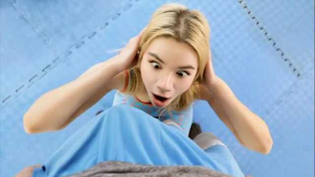 Секс в спортивном зале с плоскогрудой блондинкой