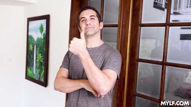 Секс в спортивном зале с плоскогрудой блондинкой