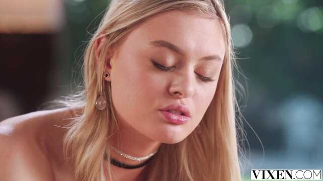 Красивая блондинка в чулках отдается продюсеру