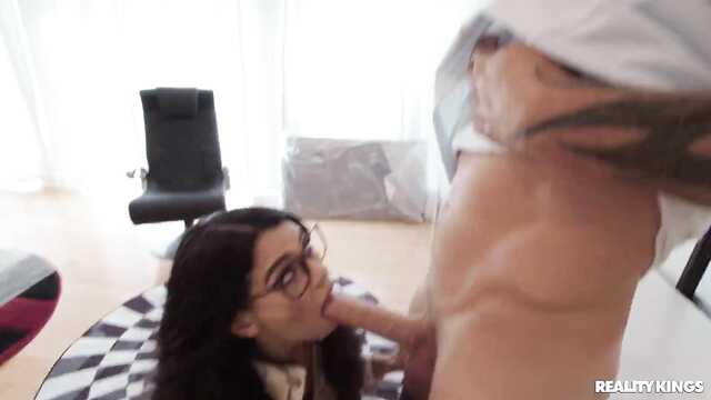 Ебет веселую брюнетку в очках по всей хате