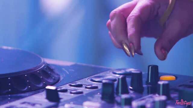 Девушка диджей с большими сиськами ублажается рукоблудием