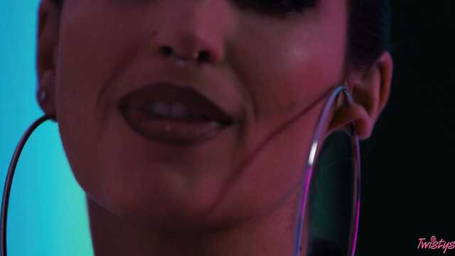 Девушка диджей с большими сиськами ублажается рукоблудием