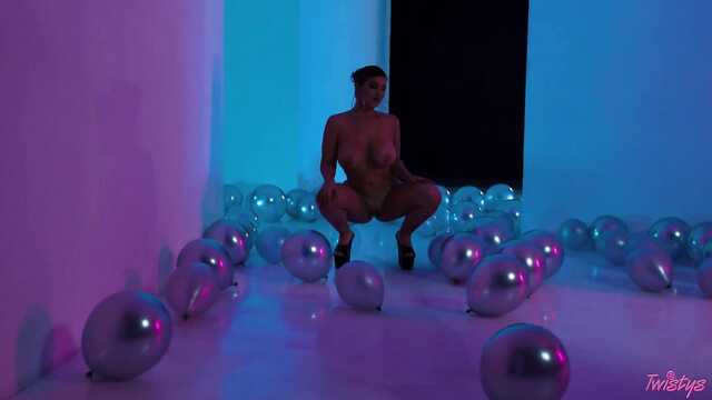 Девушка диджей с большими сиськами ублажается рукоблудием