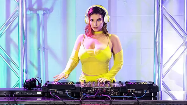 Девушка диджей с большими сиськами ублажается рукоблудием