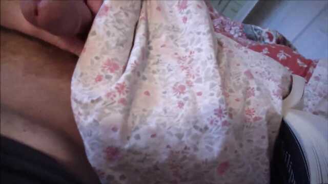 Мачеха блондинка ласкает пасынку анус языком во время траха