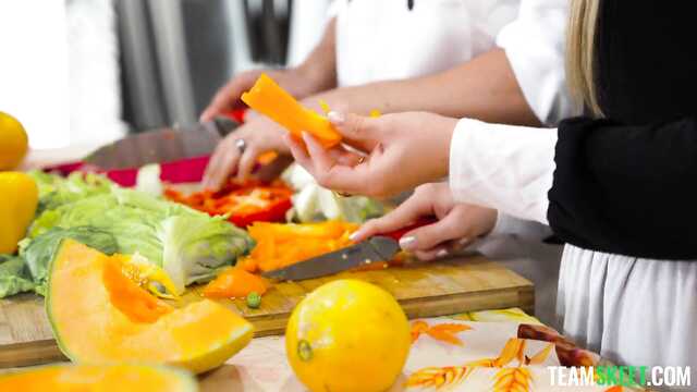 Вместо кулинарного шоу решили поебаться анально