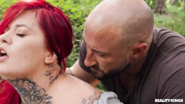 Два типа жарят во все дырки расписную сиськатую незнакомку на природе