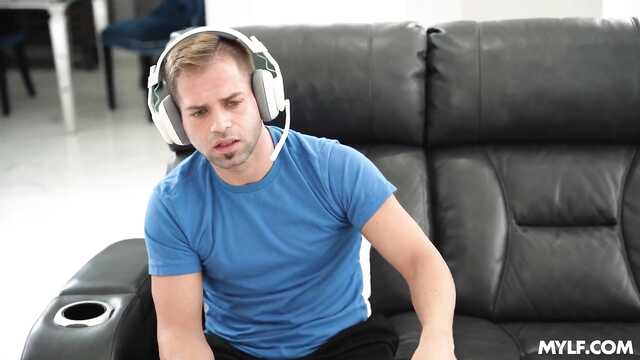 Азиатская сексуальная зайка сама попросила засадить ей