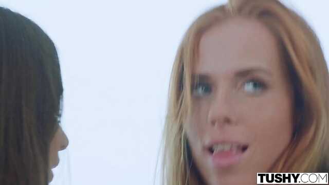 Растянул жопки двух сногсшибательных моделей