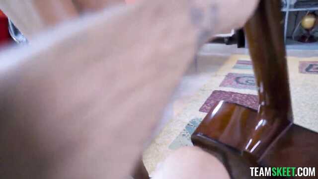 Поимел негритянку и шатенку в тройничке