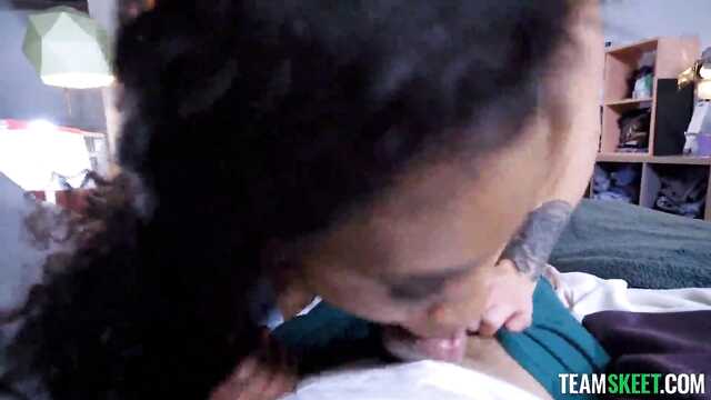 Поимел негритянку и шатенку в тройничке