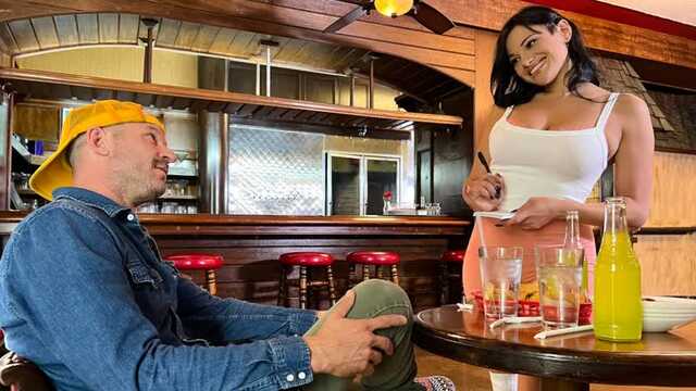 Дальнобойщик в кабине грузовика вставил официантке