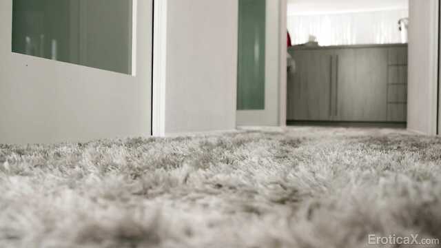 У камина бородач вдул рнежной блонде