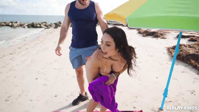 Брутальный качок и латина замутили порево на пляже