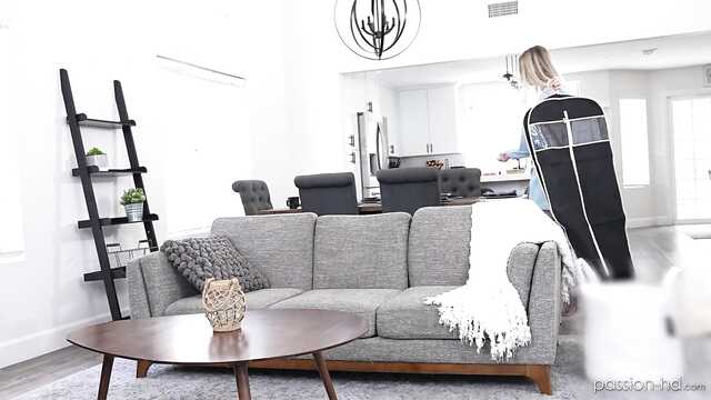 Блонде надоело дрочить и она воспользовалась хуем