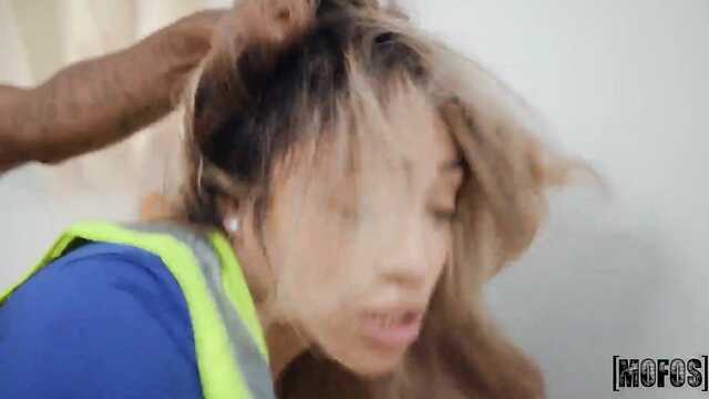 Помог занести коробки и воспользовался пиздой латины