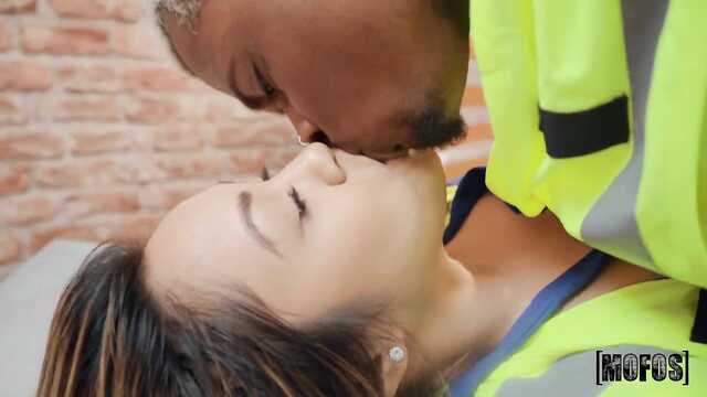 Помог занести коробки и воспользовался пиздой латины