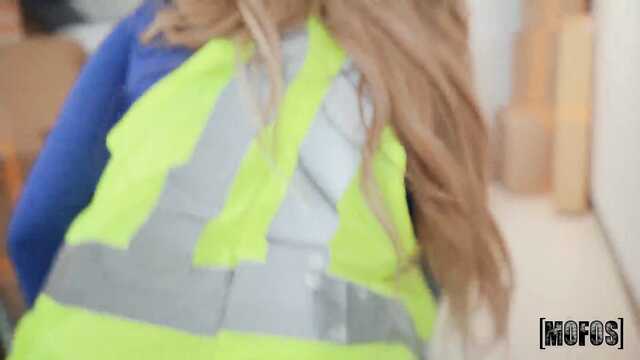 Помог занести коробки и воспользовался пиздой латины