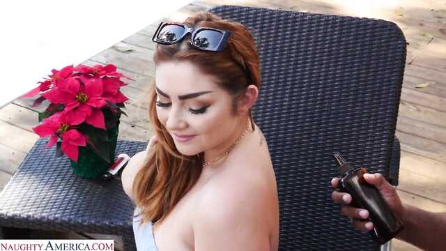 Хлоя намазала сиськи маслом и потрахалась с африканцем