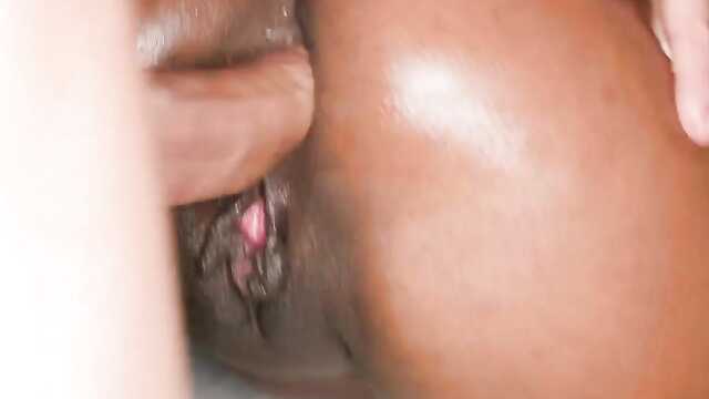 Потрясающая негритоска всегда готова давать в попец