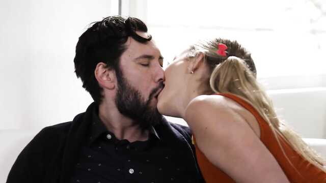 Отчим с бородой соблазнил милейшую падчерицу