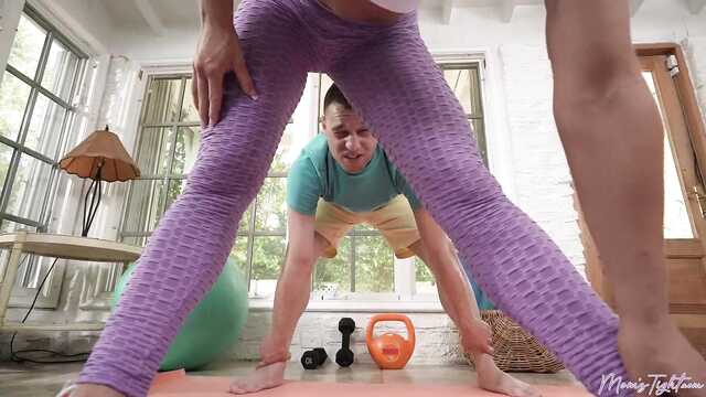 Молодой тренер - настоящая находка для зрелой дамочки