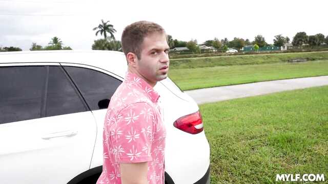 Подвез домой симпатичную милфу и получил секс с ней