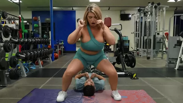 На тренировке пышка не похудела, но поскакала на хую тренера