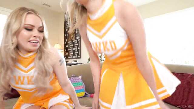 Две молоденькие студентки лижут пиздды перед зрелочкой