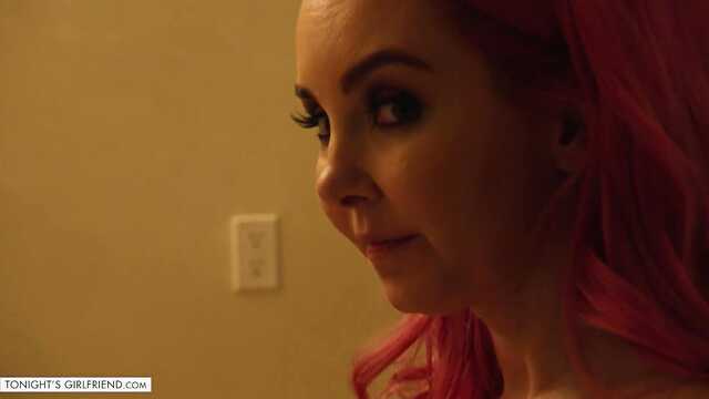 Красивая эскортница очень порадовала фут фетишиста