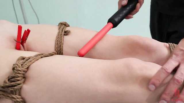 Довел до оргазма связанную веревками рабыню