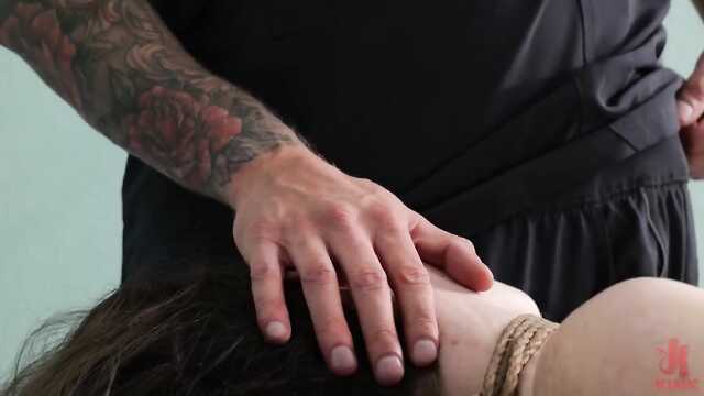 Довел до оргазма связанную веревками рабыню