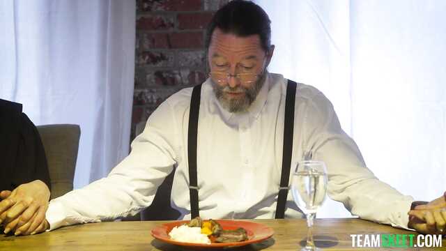 Мачеха после вечерней молитвы сношается с пасынком