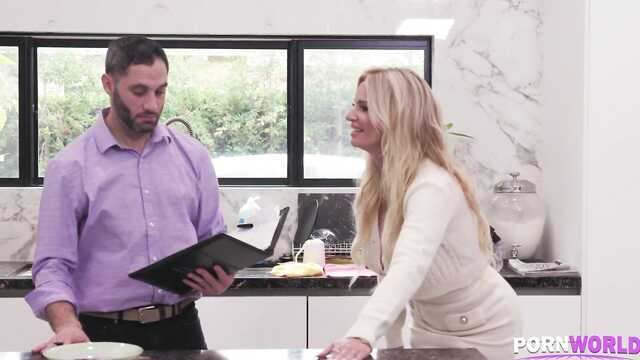 Подкупая агента по недвижимости дамочка отдалась в пизду