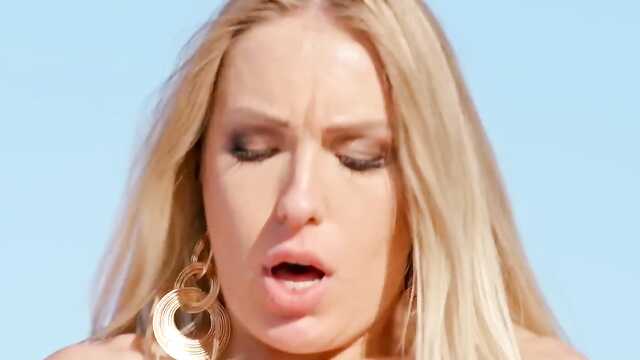 В пентхаусе Ангелика порется в рабочий зад