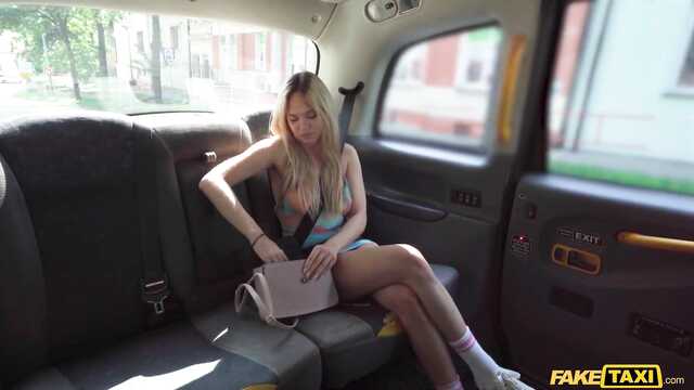 Очередная клиентка таксиста расчиталась с ним пиздой