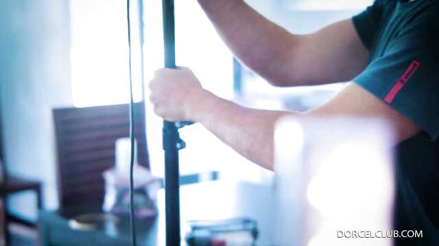 Богатей жарит двух разноцветных эскортниц