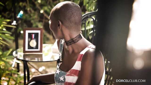 Богатей жарит двух разноцветных эскортниц