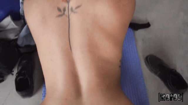 Снял в парке латинку, и она согласилась трахаться