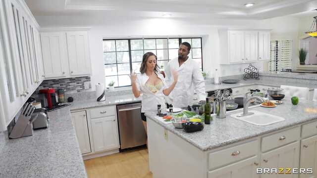 Шеф повар отодрал зрелую хозяйку дома