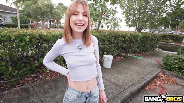 Негр дает незнакомке наличку за секс в микроавтобусе