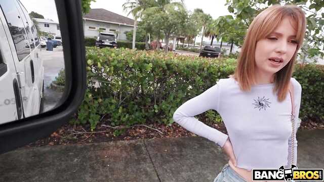 Негр дает незнакомке наличку за секс в микроавтобусе