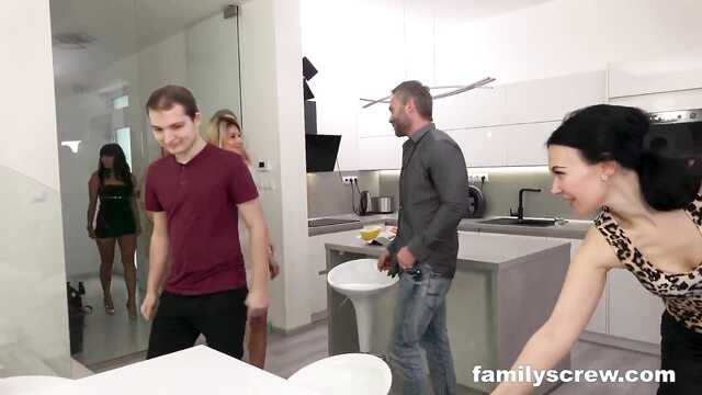 Семейный ужин плавно перетек в оргию