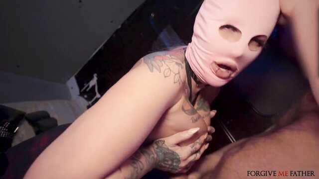 В фургоне за деньги пердолит суку в маске