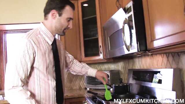 Мы с мачехой жарили яйца, ну и потрахались