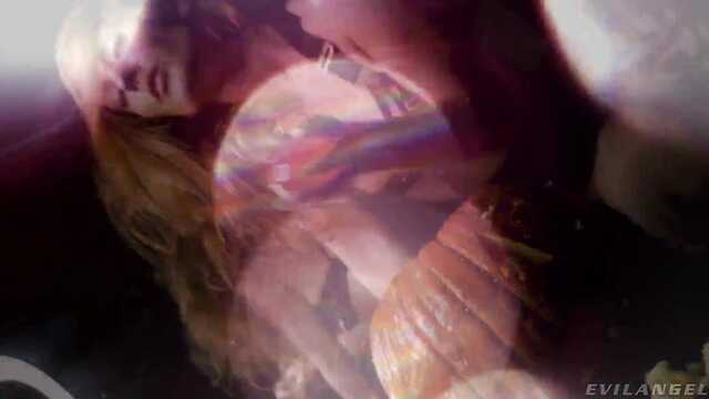 Резво пихает все подряд в свой вместительный зад