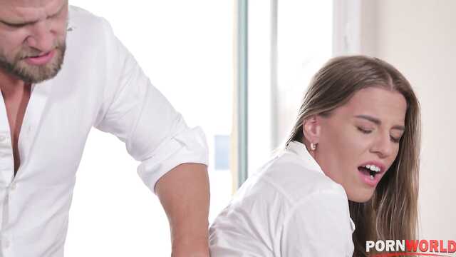 Застукал студентку за дрочкой и отодрал ее членом