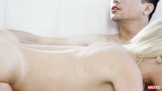 Неугомонная мамашка сильно возбудила пасынка