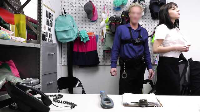 Брюнетка воровала конфеты и оказалась на члене охранника