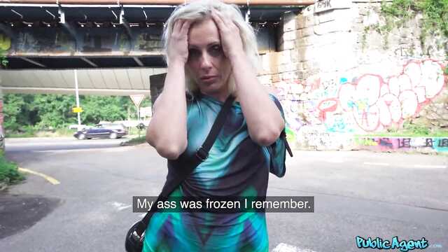 Милфа пробует трахаться с толстым членом на публике